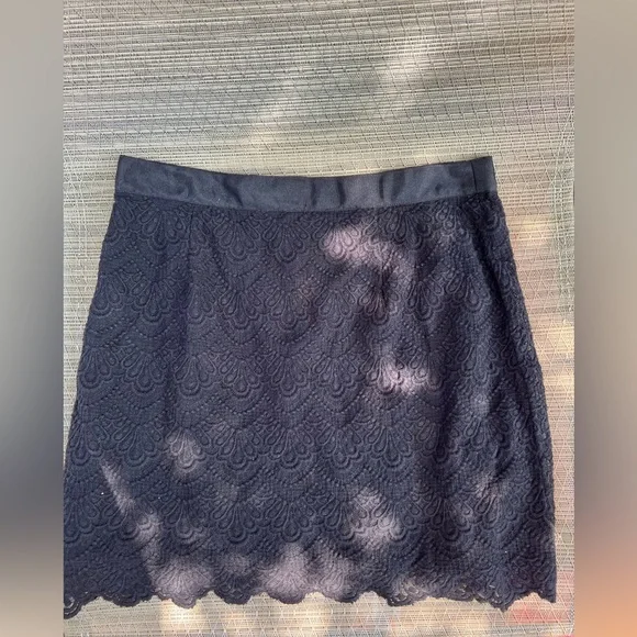 Black lace JCREW skirt. Size 0 - Picture 2 of 3